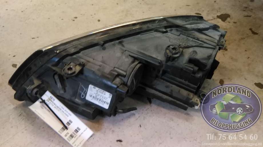 Frontlykt høyre halogen til VW Jetta 2011-->>  