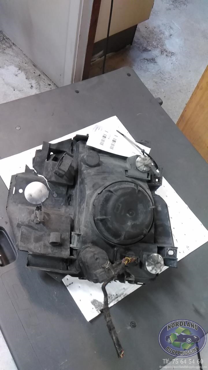 Frontlykt høyre halogen til VW Transporter / Caravelle 1990-2003 (T4) (T4) 