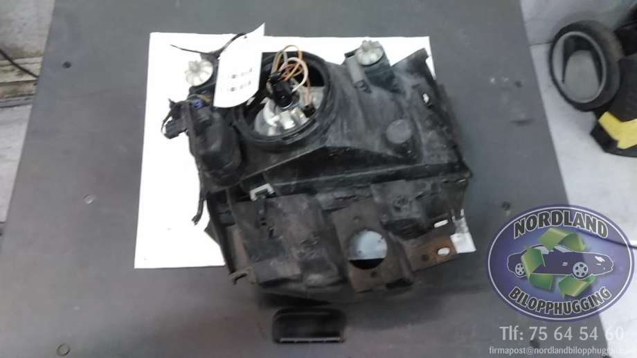 Frontlykt venstre halogen til VW Transporter / Caravelle 1990-2003 (T4) (T4) 