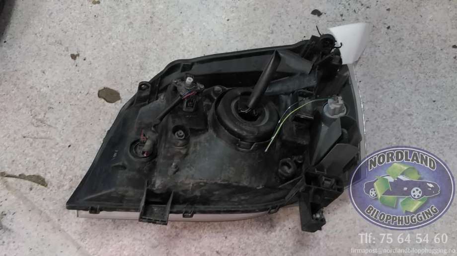 Frontlykt høyre halogen til Nissan X-Trail 2002-2007 (T30) (T30) 