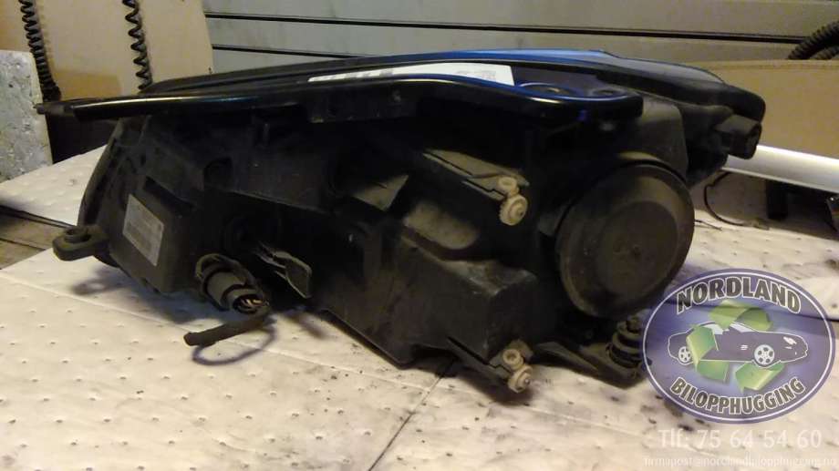 Frontlykt høyre halogen til VW Caddy 2010-2015 (Type III, Fase 2)  (HELLA|2K5941006A|)
