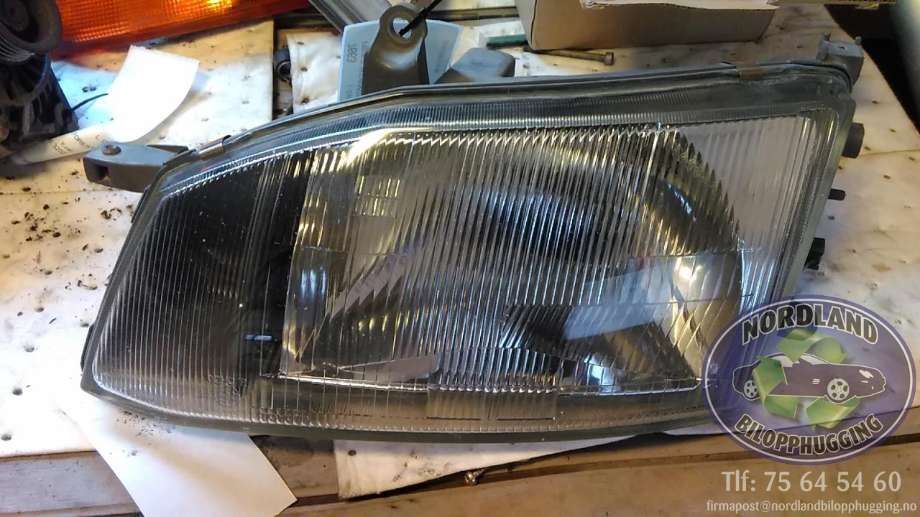 Frontlykt venstre halogen til Toyota Hiace, 2001-2006 (Fase 2)  