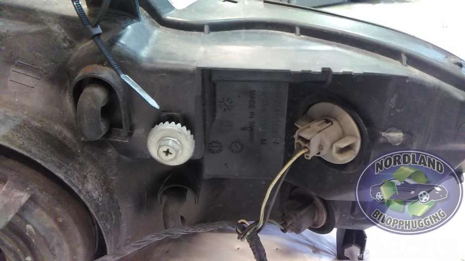 Frontlykt høyre halogen til Mitsubishi Pajero 2000-2006 (Type III)  (DEPO|MN117110|)