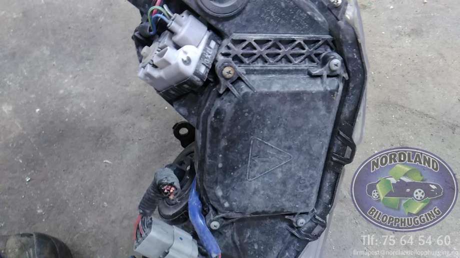Frontlykt høyre xenon til Subaru Legacy 2009-2015  