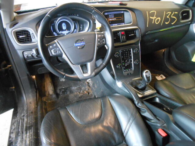 Volvo V40 2012-2019 , Motorkode: D4162T, Girkassekode: 