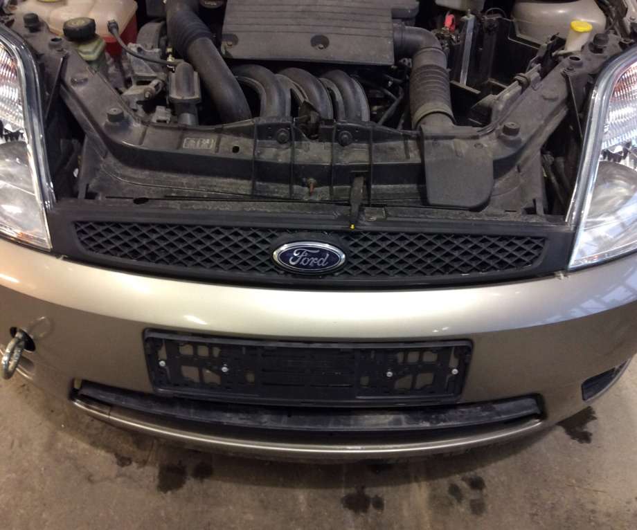 Grill til Ford Fiesta, 2002-2008 (Type V) (FORD|2S61-8200-AGYYH5)