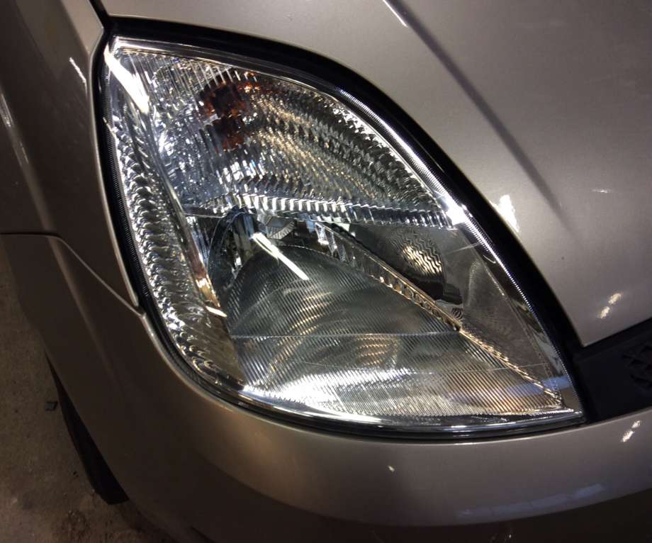 Frontlykt høyre halogen til Ford Fiesta, 2002-2008 (Type V) (FORD|2S6X-13W029-CF)