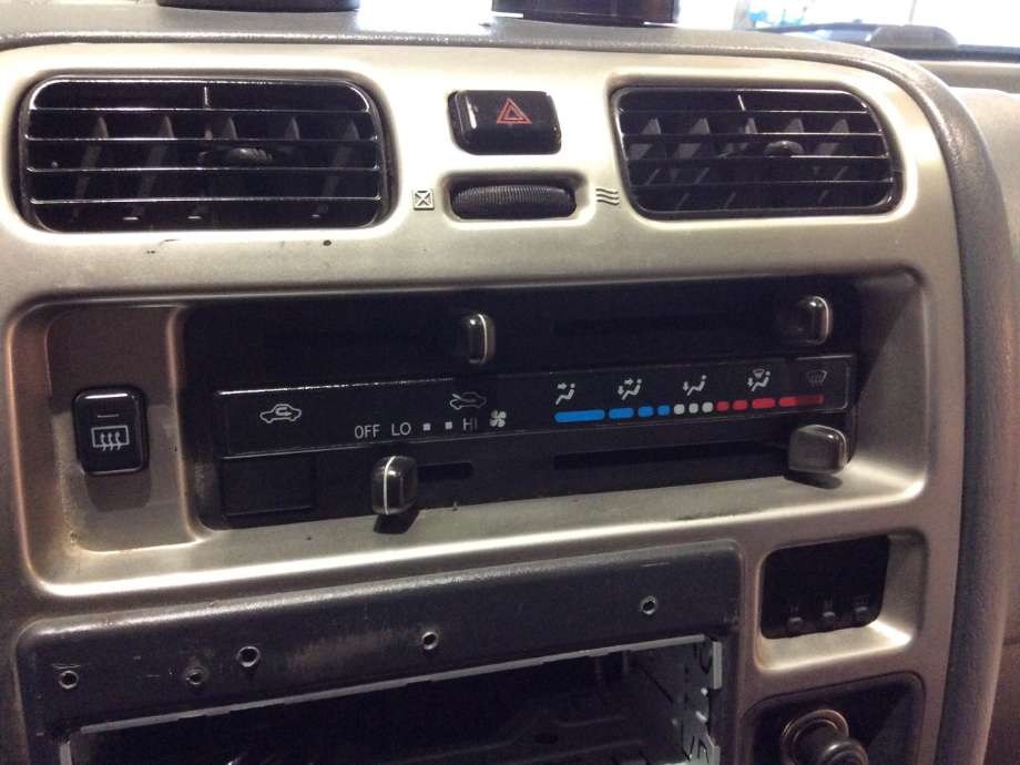 Varmeapparat betjening til Toyota Hiace, 2007-2012 (Fase 3)  (TOYOTA|5591026022)