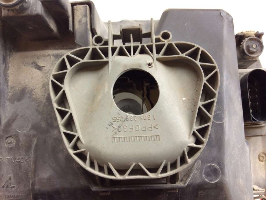 Frontlykt venstre xenon til VW Transporter / Caravelle 2003-2009 (Fase 1) (T5) (T5) (VOLKSWAGEN|7H1941015N|)