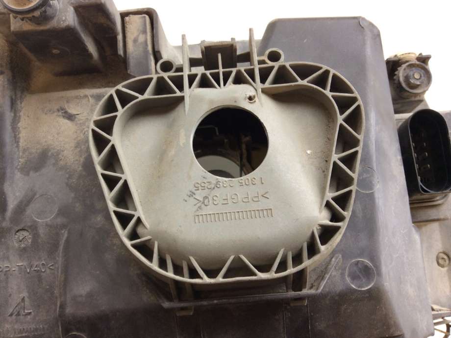 Frontlykt høyre xenon til VW Transporter / Caravelle 2003-2009 (Fase 1) (T5) (T5) (VOLKSWAGEN|9H1941016N|)