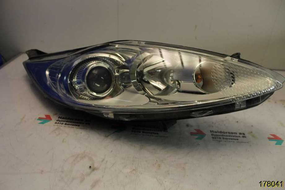 Frontlykt høyre halogen til Ford Fiesta 2008-2012 (Type VI, Fase 1)  (FORD|8A61-13W029-CH|)