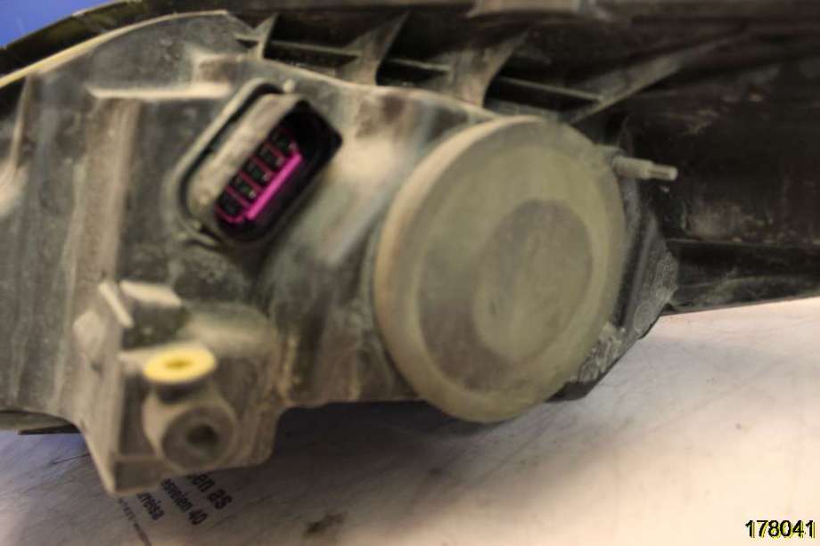 Frontlykt høyre halogen til Ford Fiesta 2008-2012 (Type VI, Fase 1)  (FORD|8A61-13W029-CH|)