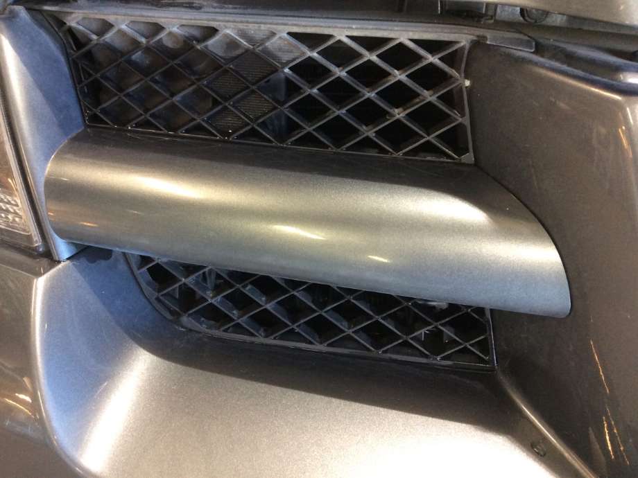 Grill høyre til Mitsubishi Outlander, 2003-2006 (Type I)  (MITSUBISHI|MN133246)