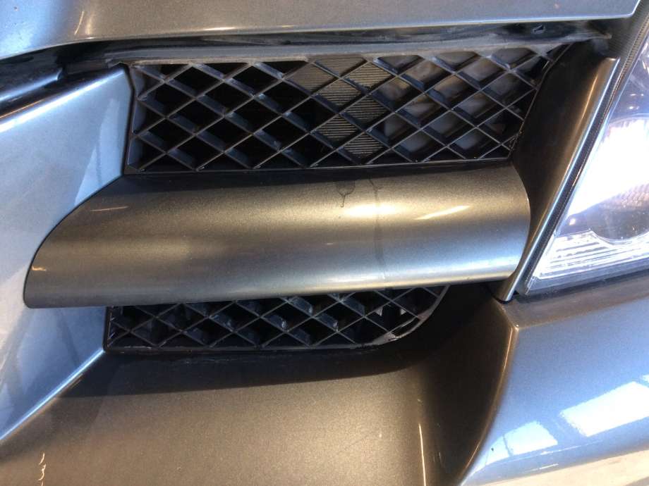 Grill venstre til Mitsubishi Outlander, 2003-2006 (Type I)  (MITSUBISHI|MN133245)