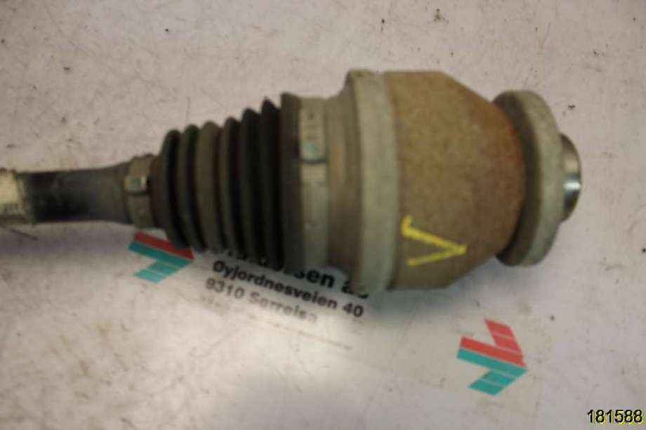 Drivaksel venstre foran til VW Transporter / Caravelle 2003-2009 (Fase 1) (T5) (T5) (VOLKSWAGEN|7H0 407 271 AH|)