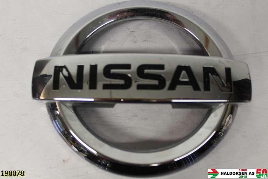 Emblem til Nissan Qashqai, 2014-2021 (Type II)  (NISSAN|62890-4EA0B)
