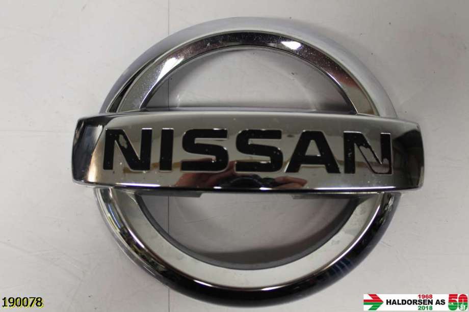 Emblem til Nissan Qashqai 2014-2021 (Type II)  (NISSAN|62890-4EA0B|)