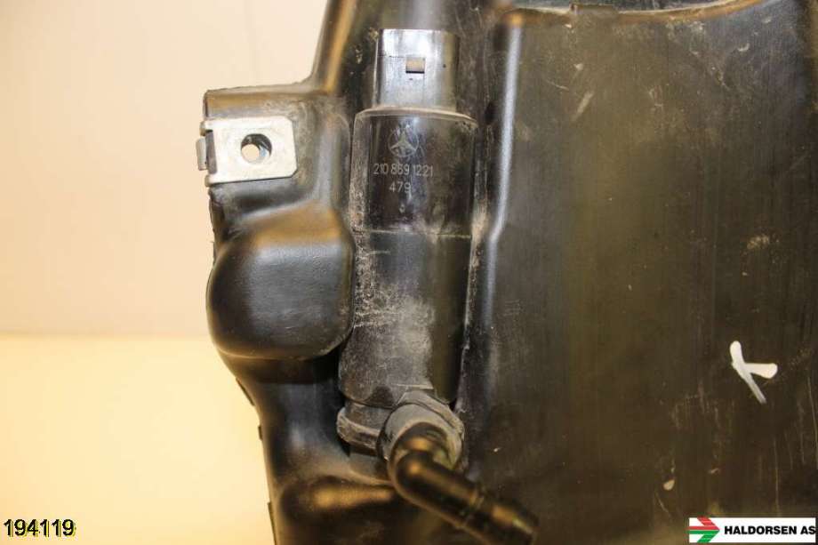 Spylertank til Mercedes C-Klasse 2007-2011 (Fase 1) (W204) (W204) (MERCEDES|A204 860 19 60|)
