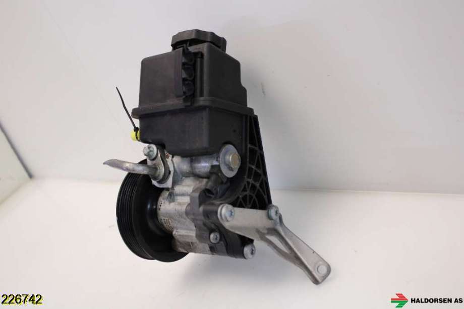 Servo pumpe mekanisk til Mercedes C-Klasse 2011-2014 (Fase 2) (W204) (W204) (MERCEDES|A 006 466 15 01|)
