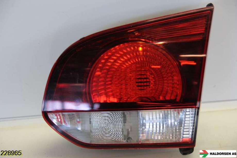 Baklykt høyre indre til VW Golf VI 2008-2012  (VOLKSWAGEN|5K0 945 094 AA|)