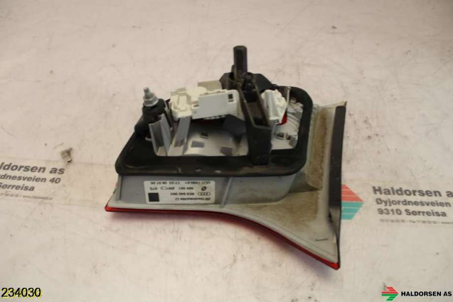 Baklykt venstre indre til Audi A4 2004-2008 (Type III) (B7) (B7) (AUDI|8E9 945 093 A|)