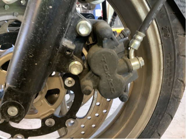 Bremsecaliper venstre foran til MC Suzuki Øvrige, 0-->>  (SUZUKI SFV650U|)