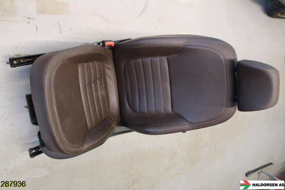 Sete foran venstre til Škoda Yeti 2014-2017 (Fase 2)  (SKODA|5L6 881 021 L|5L0 881 405 GL|SKINN MAROON BROWN)
