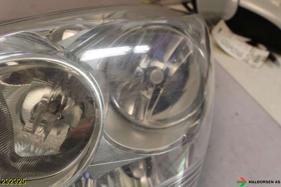 Frontlykt venstre halogen til Kia Venga 2010-2017  (KIA|92101-1P000|)