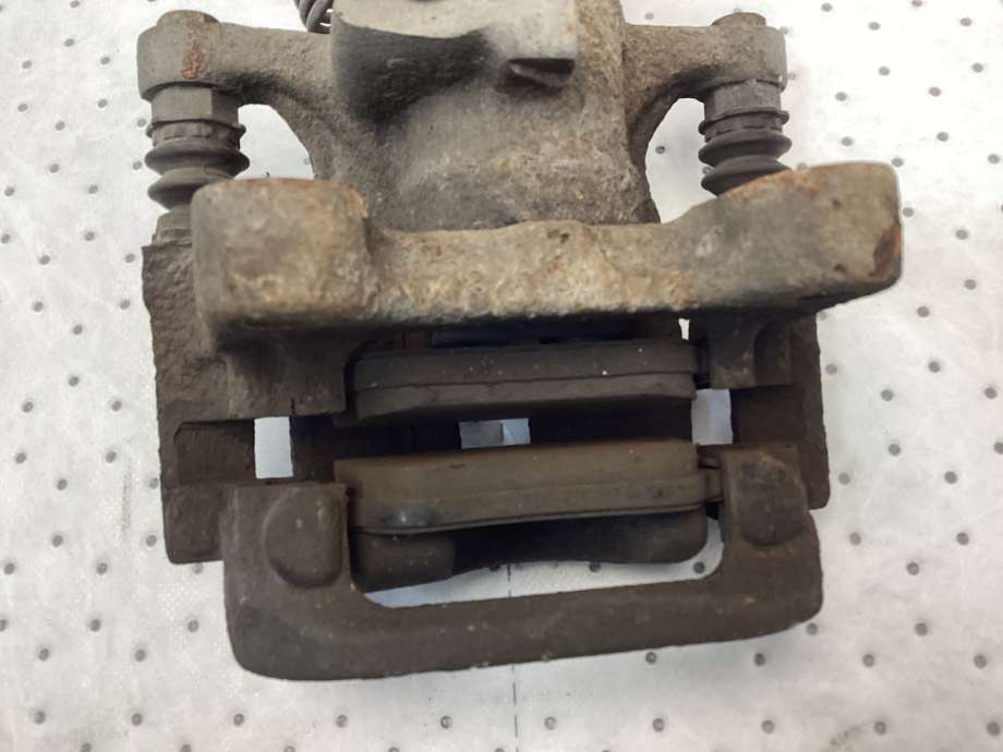 Bremsecaliper venstre bak til VW Caddy 2015-2020 (Type III, Fase 3)  (VOLKSWAGEN|2K5 615 423 A|)
