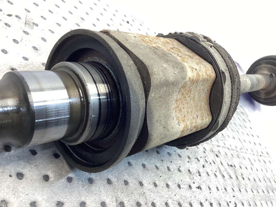Drivaksel høyre foran til BMW X3 2010-2017 (F25) (F25) (BMW|31 60 8 675 014|)