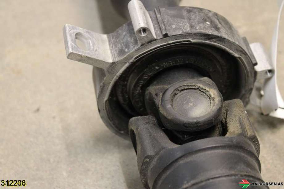 Mellomaksel til BMW 5-Serie 2010-2017 (F10/F11) (F10/F11) (BMW|26 10 7 633 480|)