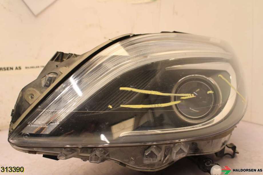 Frontlykt venstre halogen til Mercedes B-Klasse 2011-2018 (W246) (W246) (A 246 820 01 39|)