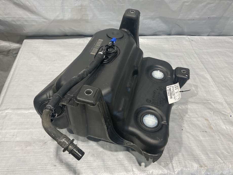 AdBlue tank til VW Passat, 2019-->> (Fase 2) (B8) (B8) (VOLKSWAGEN|3Q0 131 877 F)