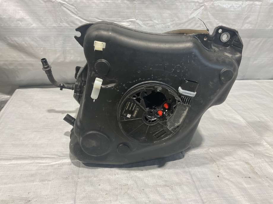 AdBlue tank til VW Passat 2019-->> (Fase 2) (B8) (B8) (VOLKSWAGEN|3Q0 131 877 F|)