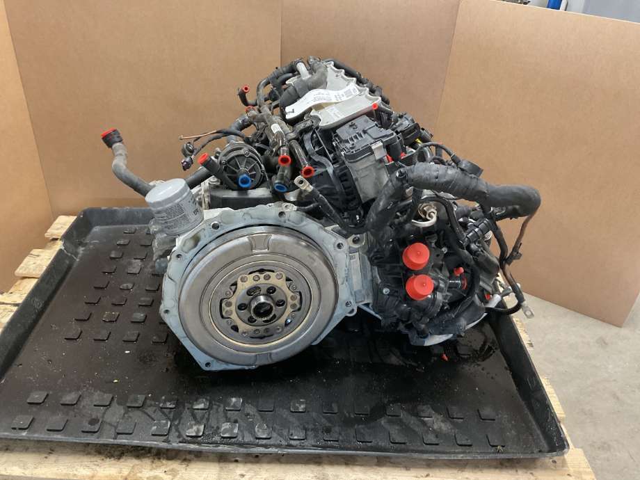 Motor bensin til VW Passat 2015-2019 (Fase 1) (B8) (B8) (VOLKSWAGEN|CUKC|04E 100 037 T|)
