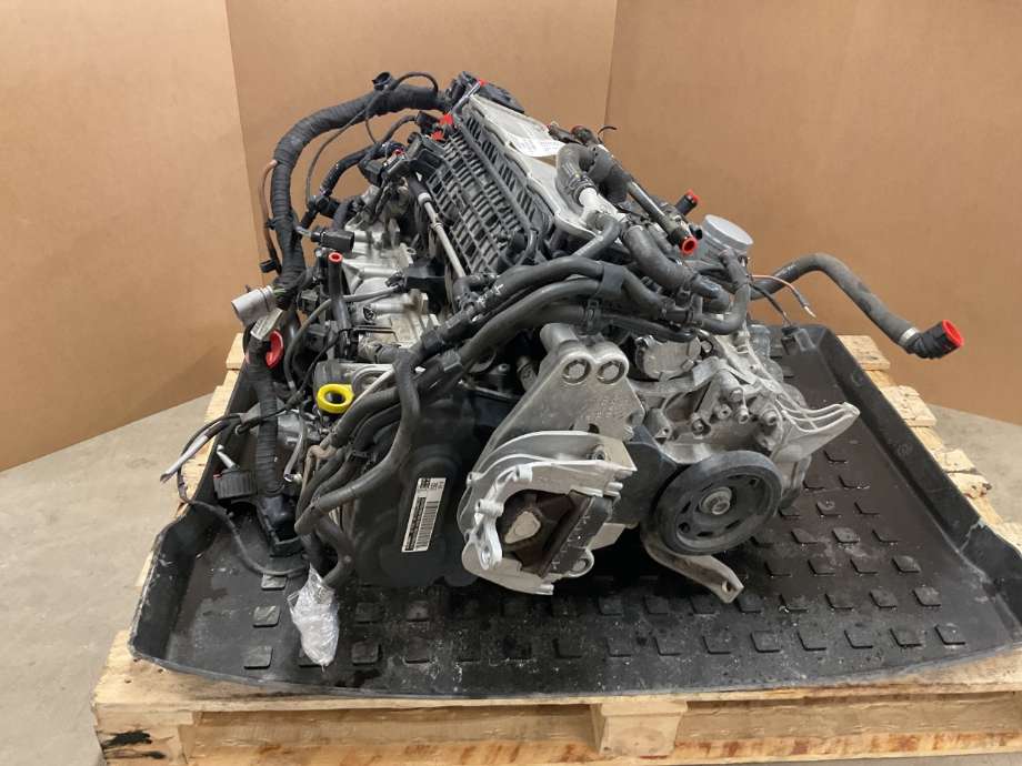 Motor bensin til VW Passat 2015-2019 (Fase 1) (B8) (B8) (VOLKSWAGEN|CUKC|04E 100 037 T|)
