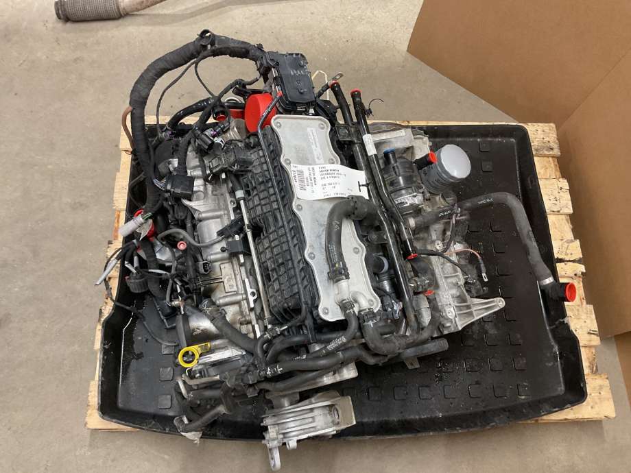 Motor bensin til VW Passat 2015-2019 (Fase 1) (B8) (B8) (VOLKSWAGEN|CUKC|04E 100 037 T|)