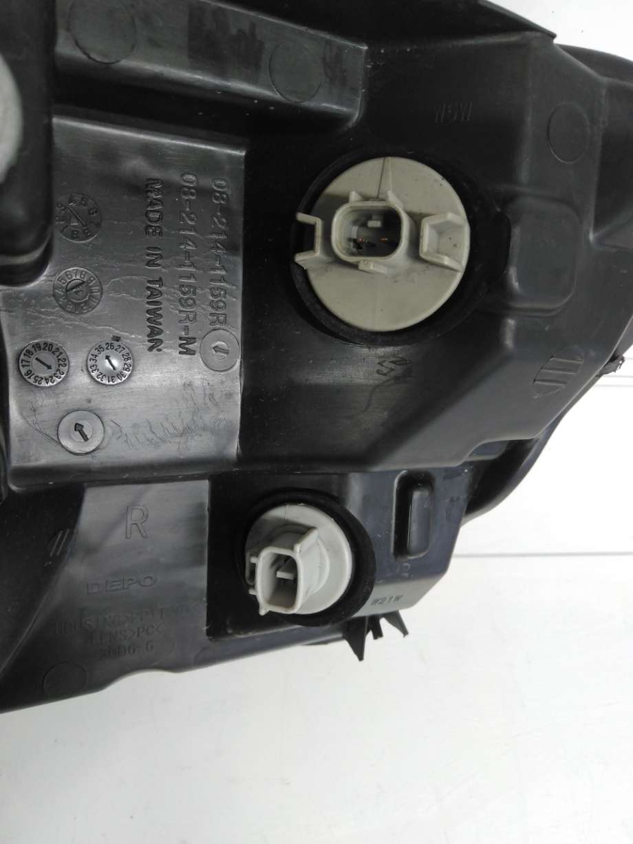 Frontlykt høyre halogen til Mitsubishi Pajero 2000-2006 (Type III) (MITSUBISHI|MN133752|)