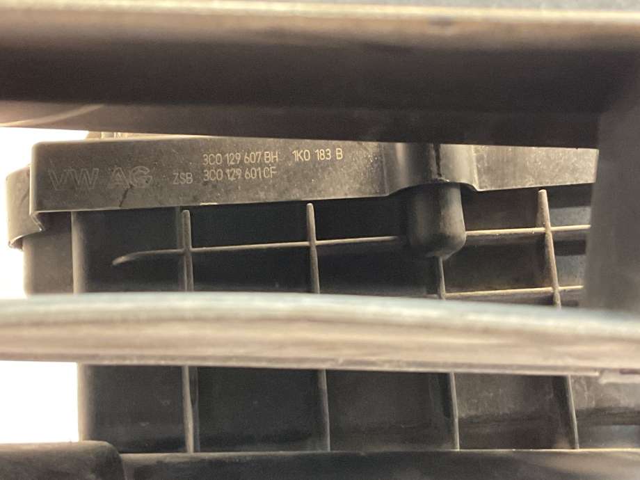 Luftfilterboks til VW Passat 2011-2015 (B7) (B7) (VOLKSWAGEN|3C0 129 607 BH|)