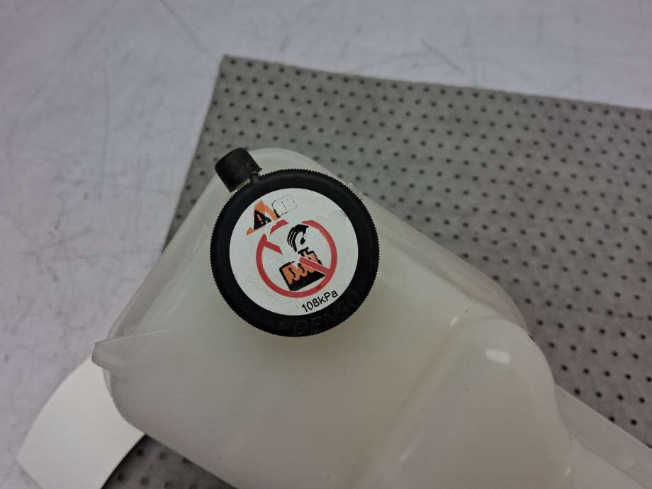 Ekspansjonstank til Toyota Land Cruiser 150 2014-->> (Fase 2)  (TOYOTA|1647030051|)
