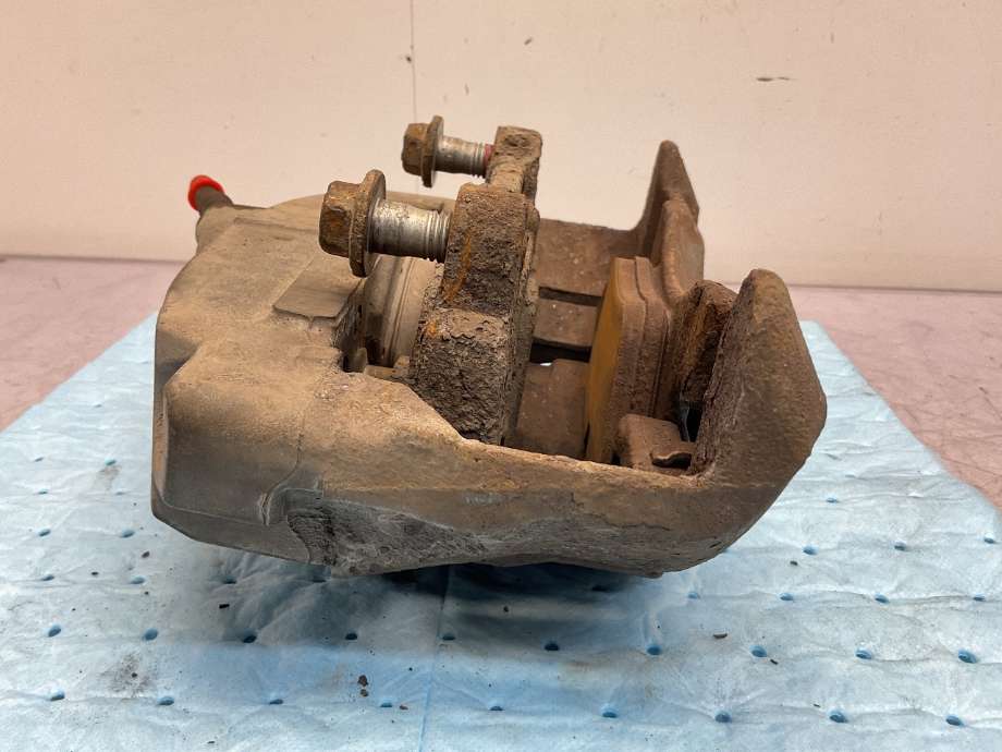 Bremsecaliper høyre foran til Volvo XC70 2008-2013 (Type II, Fase 1)  (VOLVO|36000150|)