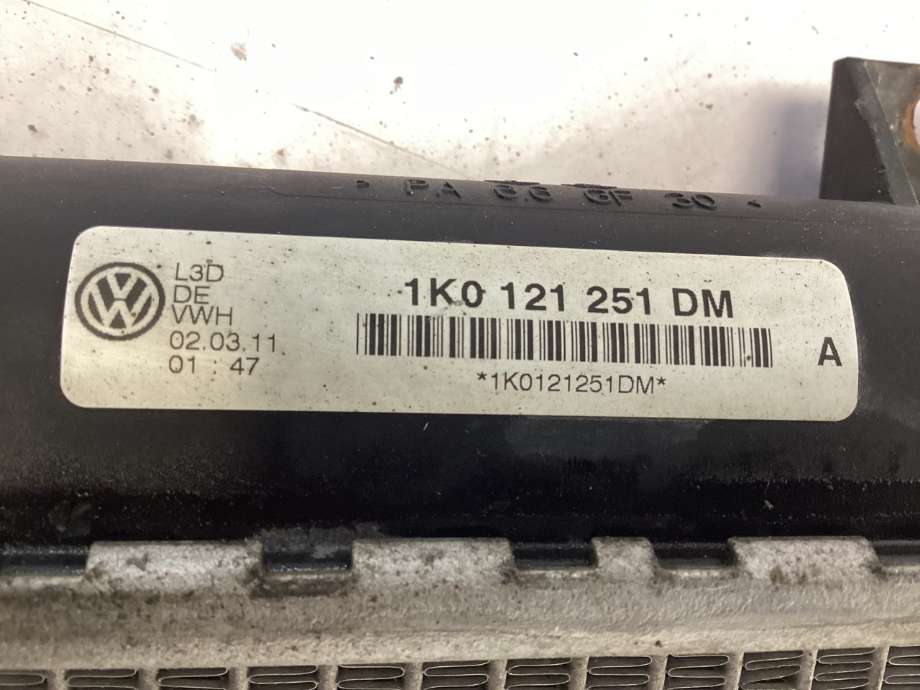 Radiator (manuell gir) til VW Caddy 2010-2015 (Type III, Fase 2)  (VOLKSWAGEN|1K0 121 251 EH|)