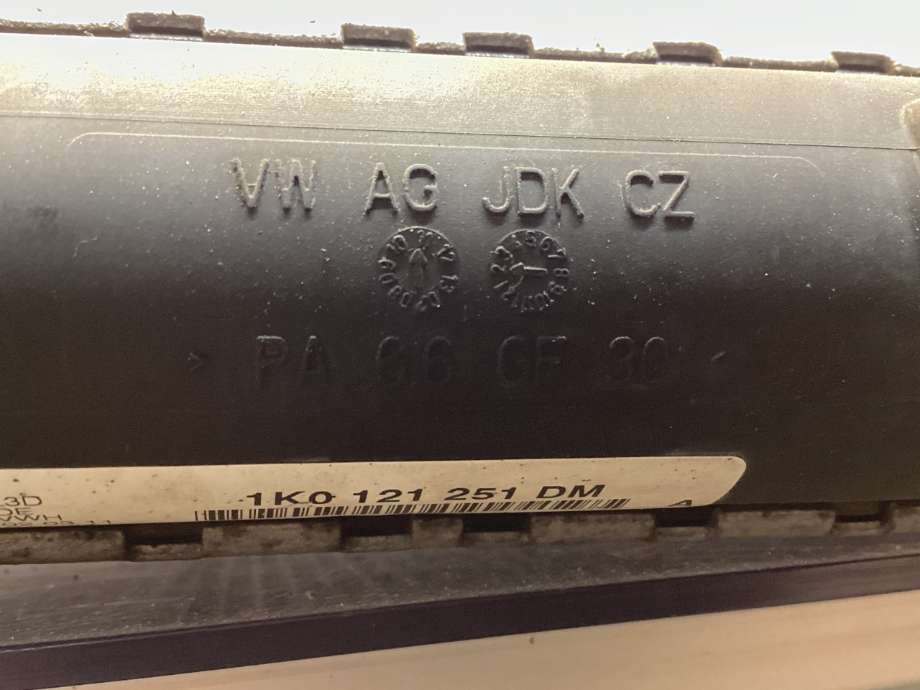 Radiator (manuell gir) til VW Caddy 2010-2015 (Type III, Fase 2)  (VOLKSWAGEN|1K0 121 251 EH|)