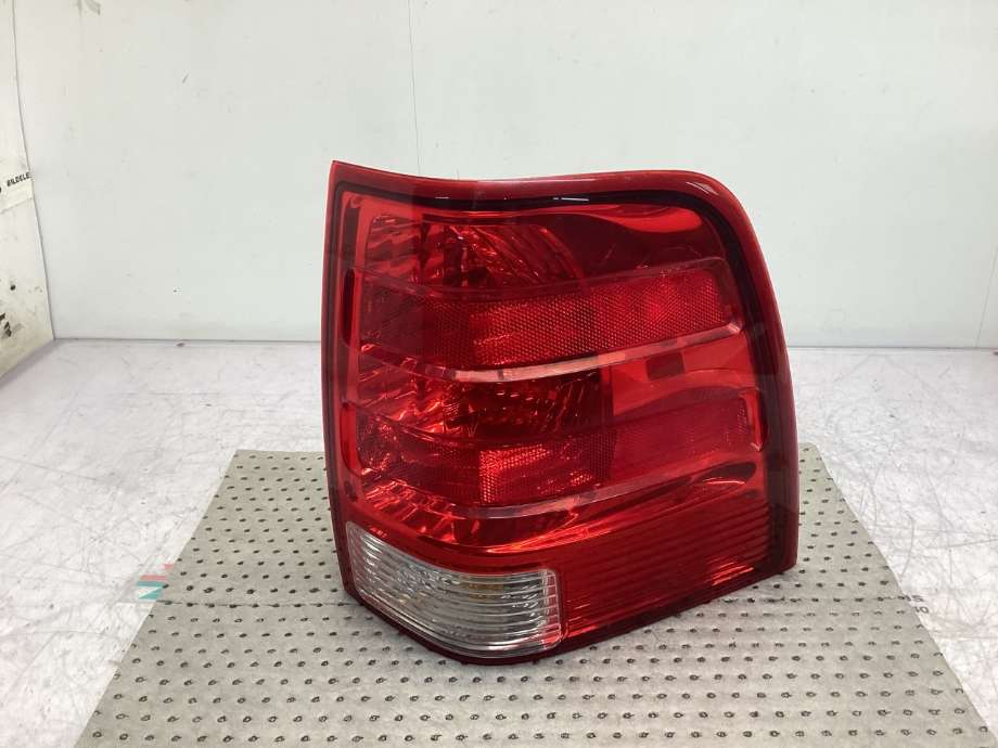 Baklykt høyre til Ford Expedition 2003-2006  (FORD (US)|2L1Z13404AB|)