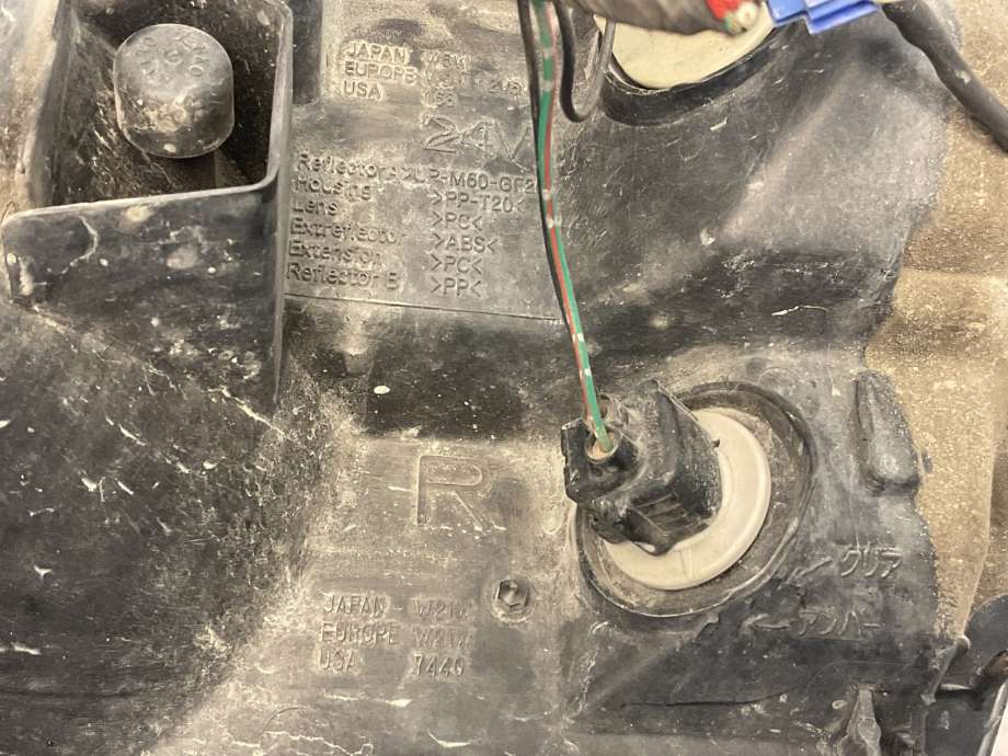 Frontlykt høyre halogen til Mitsubishi Pajero 2000-2006 (Type III)  (MITSUBISHI|)