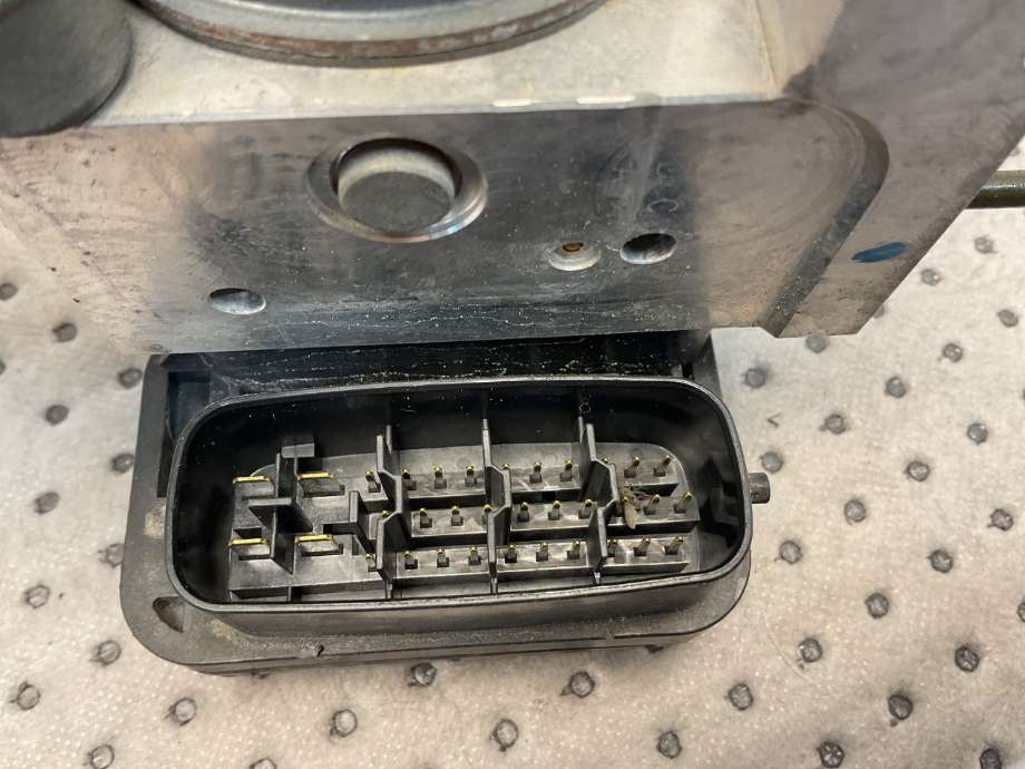 ABS sentral til Mitsubishi L200 2006-2015 (Type IV) (MITSUBISHI|4670A233|)