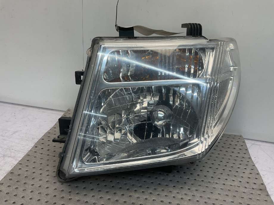 Frontlykt venstre halogen til Nissan Navara 2005-2010 (Fase 1) (D40) (D40) (NISSAN|26060EB40A|)