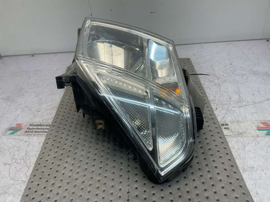 Frontlykt venstre halogen til Nissan Navara 2005-2010 (Fase 1) (D40) (D40) (NISSAN|26060EB40A|)