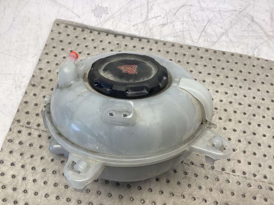 Ekspansjonstank til VW Passat 2015-2019 (Fase 1) (B8) (B8) (VOLKSWAGEN|5Q0 121 407 H|)