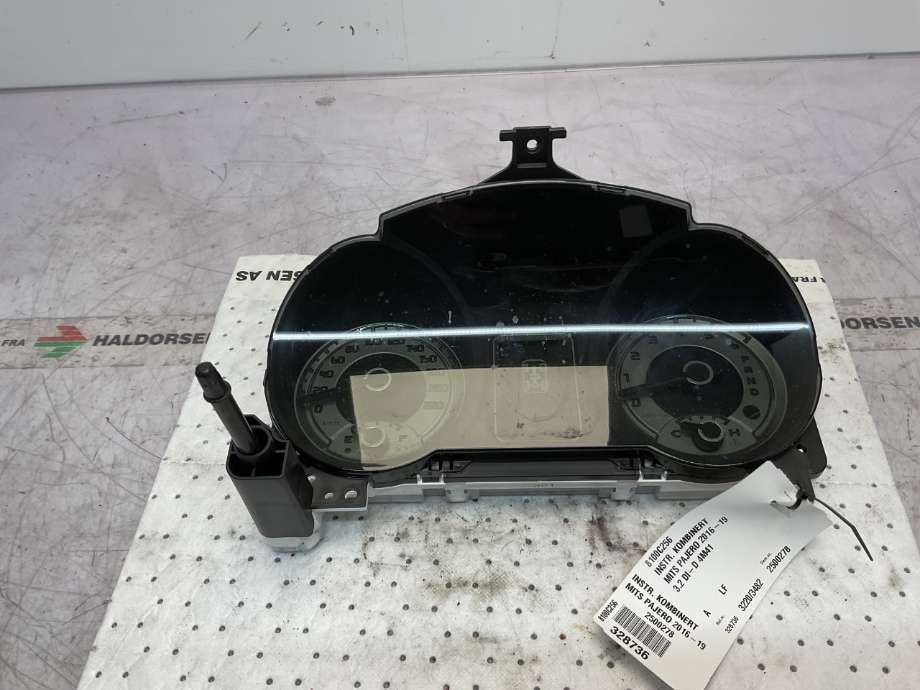 Instrumentpanel til Mitsubishi Pajero 2016-2019 (Type IV, Fase 2)  (MITSUBISHI|8100C256|)
